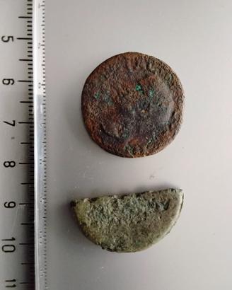 Numismatica due monete (1 e mezza) romane antiche.