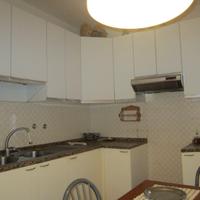 cucina componibile bianca più tavolo e panchina