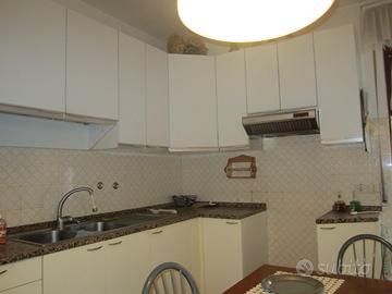 cucina componibile bianca più tavolo e panchina