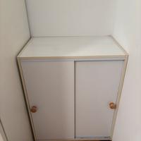 Mobiletto basso con ante scorrevoli