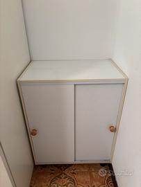 Mobiletto basso con ante scorrevoli