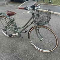 Bicicletta vintage elegante con cestino - Milano