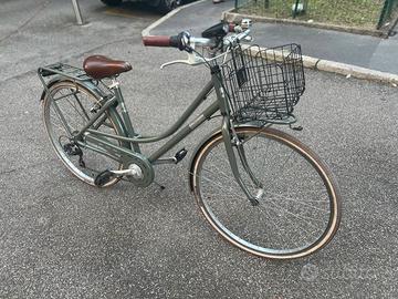 Bicicletta vintage elegante con cestino - Milano