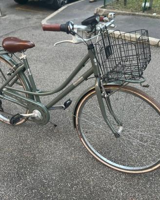 Bicicletta vintage elegante con cestino - Milano