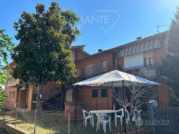 Casa semindipendente con, fondi, garage e giardino