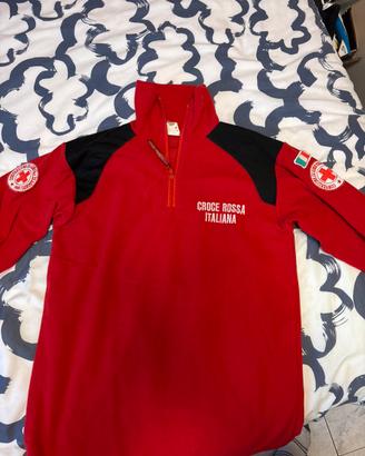 Pile, maglione croce rossa