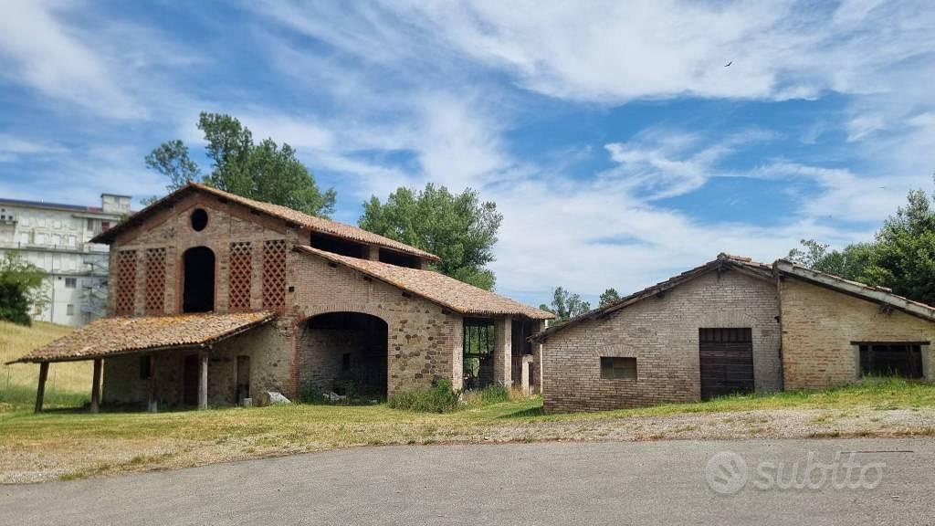 Rustico / Casale di 300 m² a Langhirano - Altro