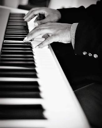 Insegnante americano di pianoforte e canto