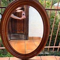 Specchio ovale con cornice in legno intagliato