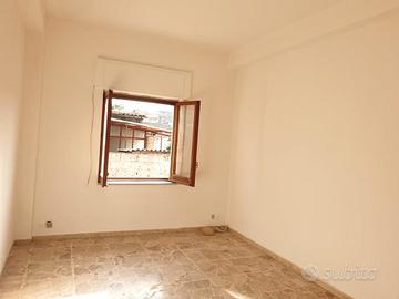 Centrale 2 vani con cortiletto piccolo stabile