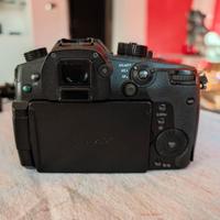 Panasonic Lumix G DC-GH5 con VLOG e accessori
