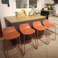 Isola con dispensa e sedute 