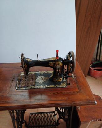 Macchina da cucire d'epoca
