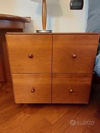 Comodini per camera da letto in ciliegio.