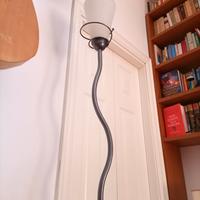 SUPER: Lampada da Terra dal design moderno e