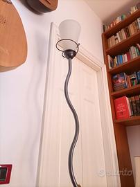 SUPER: Lampada da Terra dal design moderno e