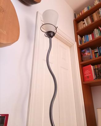 SUPER: Lampada da Terra dal design moderno e