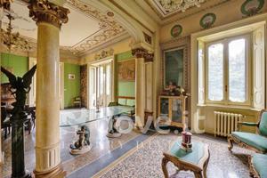 Villa di 720 m² con più di 5 locali e posto auto a