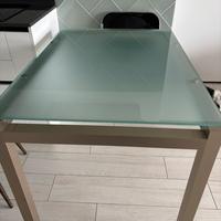 Tavolo in acciaio e vetro