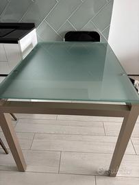 Tavolo in acciaio e vetro