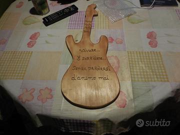 Chitarra in legno sagoma con scritta a scelta