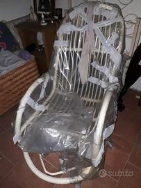 Sedia dondolo in Rattan bianca.