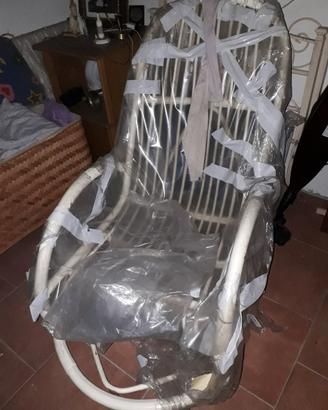 Sedia dondolo in Rattan bianca.