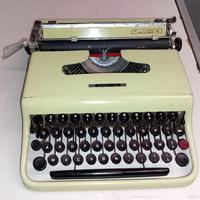macchina da scrivere Olivetti  lettera 22