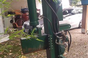 Spaccalegna per trattore