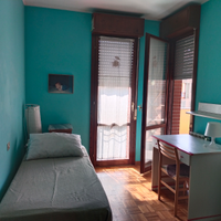 Stanza singola arredata