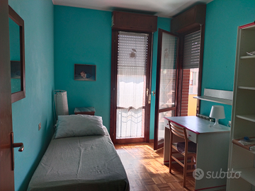 Stanza singola arredata