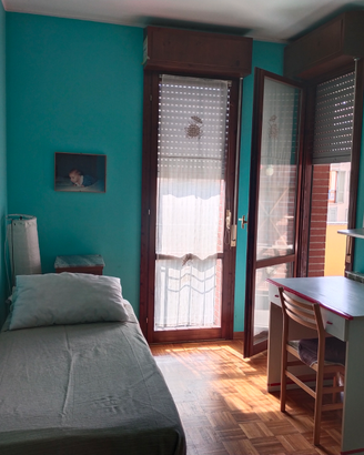 Stanza singola arredata