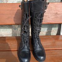 Stivali neri in pelle.