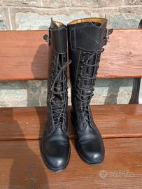 Stivali neri in pelle.