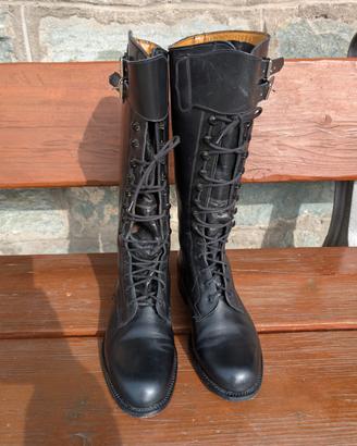 Stivali neri in pelle.