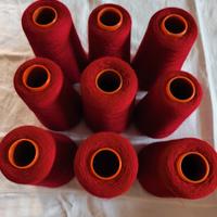 Pregiate matasse di misto lana rossa