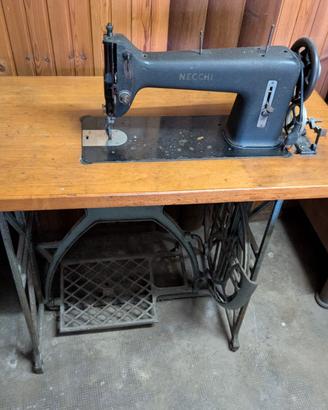 Macchina da cucire Necchi anni 40