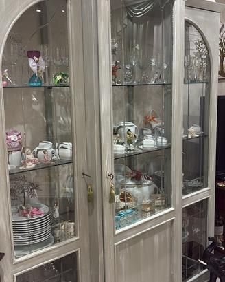 Cristalliera in noce color Shabby
