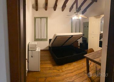 Camera con frigo e microonde