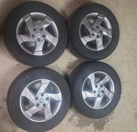 Gomme con cerchi 215/65 R16 e accessori vari
