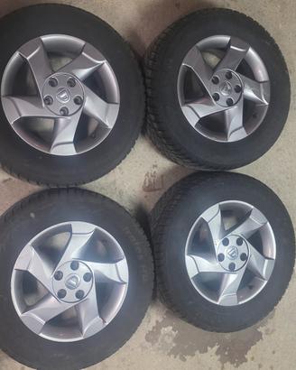Gomme con cerchi 215/65 R16 e accessori vari