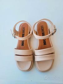 Sandalo in vernice color fondotinta con cinturino