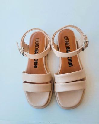 Sandalo in vernice color fondotinta con cinturino