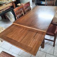 Tavolo allungabile su due lati, con 6 sedie