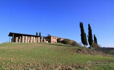 Rustico / Casale di 1000 m² con box auto a Torrita
