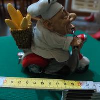 Caricatura panettiere in vespa