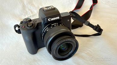 Macchina fotografica Canon EOS M50 con obbiettivo