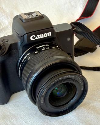 Macchina fotografica Canon EOS M50 con obbiettivo