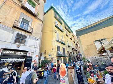 5 LOCALI A NAPOLI