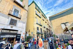 5 LOCALI A NAPOLI